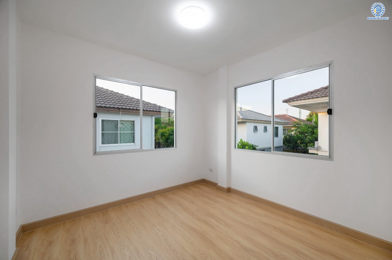 บ้านมือสองตกแต่งใหม่ โครงการ พฤกษ์ลดา ติวานนท์-ราชพฤกษ์ แบรนด์ L&H เนื้อที่ 50.2 ตร.ว. ฟังก์ชัน 3 ห้องนอน 2 ห้องน้ำ จอดรถได้ 2 คัน บ้านสไตล์มินิมอล ดูอบอุ่นน่าอยู่อาศัย บนทำเลติดใหญ่ ถนน 345 เชื่อมต่อหลายน ถนนราชพฤกษ์ ถนนชัยพฤกษ์ ถนนศรีสมาน ใกล้ทางด่วน "ศรีสมาน"...